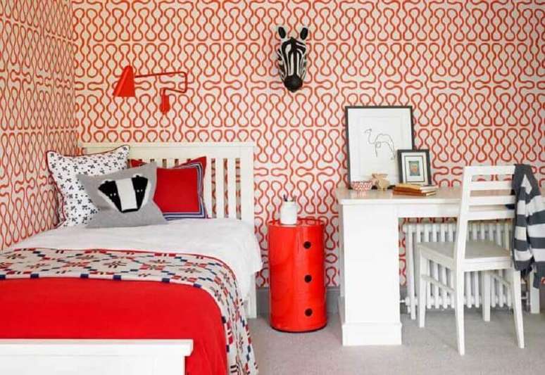 50. Decoração vermelho e branco para quarto com papel de parede e escrivaninha pequena = Foto: Pinterest