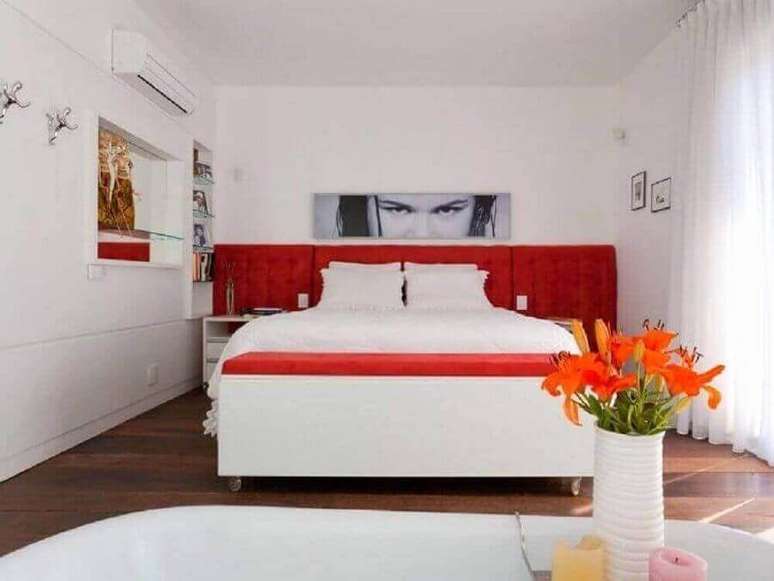52. Decoração vermelho e branco para quarto de casal – Foto: Mantovani e Rita Arquitetura