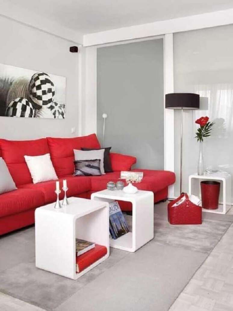 53. Tons de vermelho deixam a decoração simples em tons neutros mais interessante – Foto: Pinterest