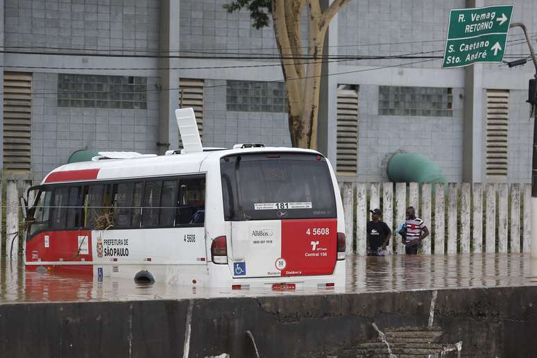 Temporal causa mortes no Grande ABC e rodízio é suspenso