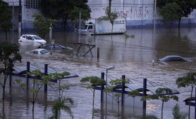 Carros ficam encobertos pela água na Av. Presidente Wilson, Zona Leste de São Paulo