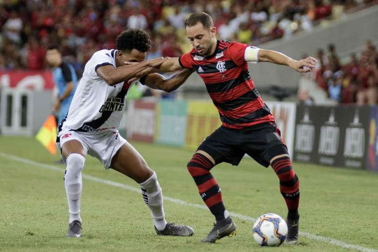 Éverton Ribeiro, do Flamengo, conduz a bola na partida contra o Vasco
