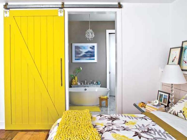 96- Nas decorações em estilo clean os modelos de portas pintadas com cores fortes realçam o ambiente. Fonte: Mix Lar