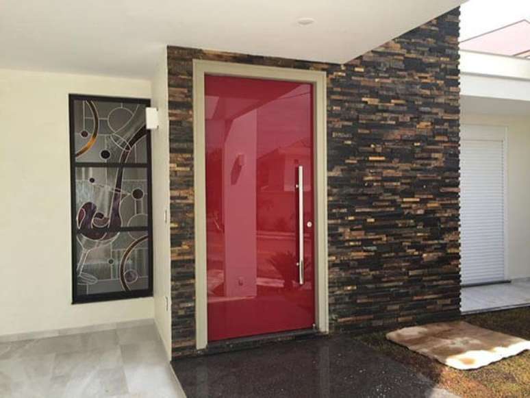 97- Os modelos de portas de vidro serigrafadas na cor vermelha são destaque nas fachadas. Fonte: Dcore Você