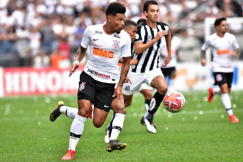 Júnior Urso em ação pelo Corinthians na partida contra o Santos, em jogo válido pela décima rodada do Campeonato Paulista de 2019