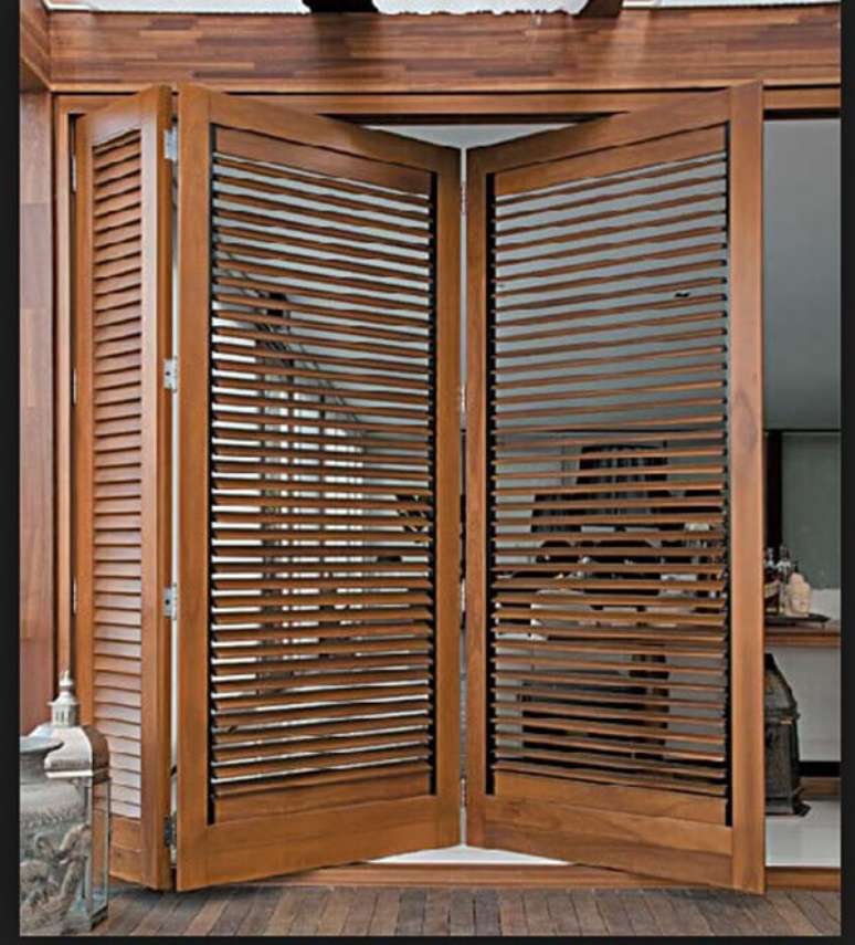 71- Os modelos de portas articuladas com venezianas permitem privacidade e ventilação do ambiente. Fonte: Diana Braga