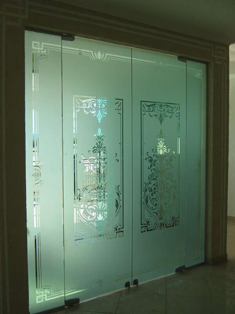 34- Os modelos de portas de vidro jateado deixam os ambientes requintados. Fonte: Vidraçaria Vidros MJR
