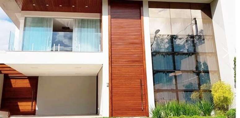 90- Os modelos de portas para fachada devem acompanhar o design arquitetônico do imóvel. Fonte: Carpintaria Rezende
