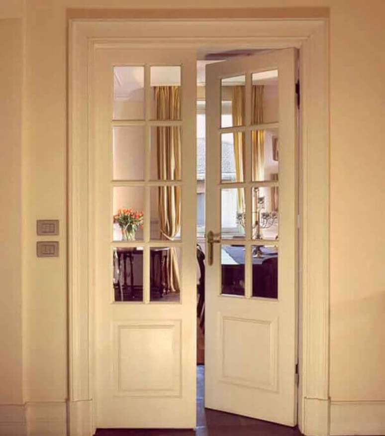 18- Os modelos de portas internas com duas folhas e visores em vidro são ideais para ambientes como salas intimas ou escritórios. Fonte: ArchiExpo