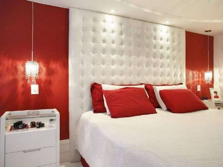 59. Decoração vermelho e branco para quarto com cabeceira capitonê e luminária pendente ao lado da cama – Foto: Pinterest