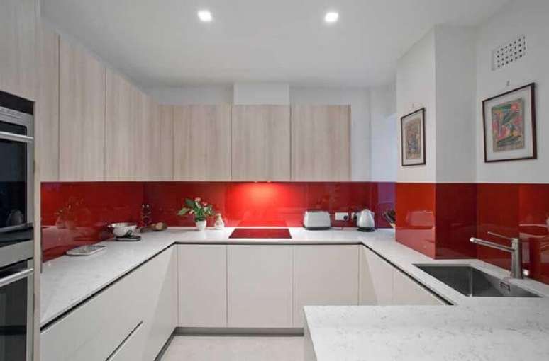 64. Tons de vermelho são excelentes para compor a decoração de cozinha – Foto: Roland Gori