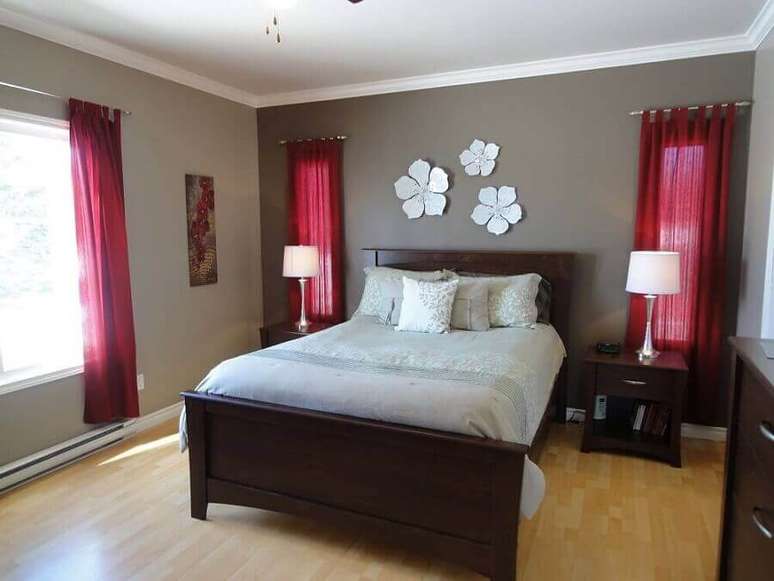 65. Tons de vermelho para decoração de quarto cinza com cama de criado mudo de madeira escura – Foto: Unsizdk