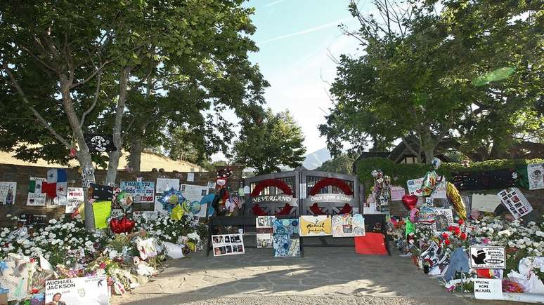 Fãs transformaram a entrada de Neverland em uma grande homenagem depois da morte do cantor