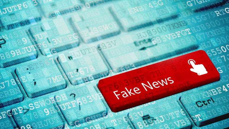 Teclado de computador com tecla de fake news