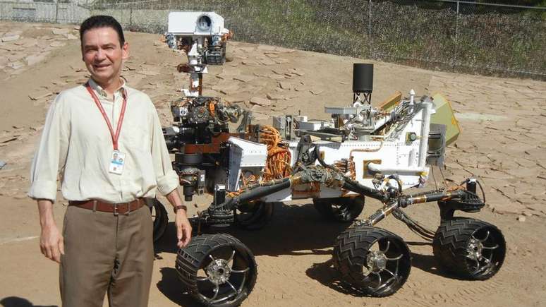 Ivair Gontijo ao lado do Curiosity; o mineiro foi estudar nos Estados Unidos e acabou fazendo carreira na Nasa