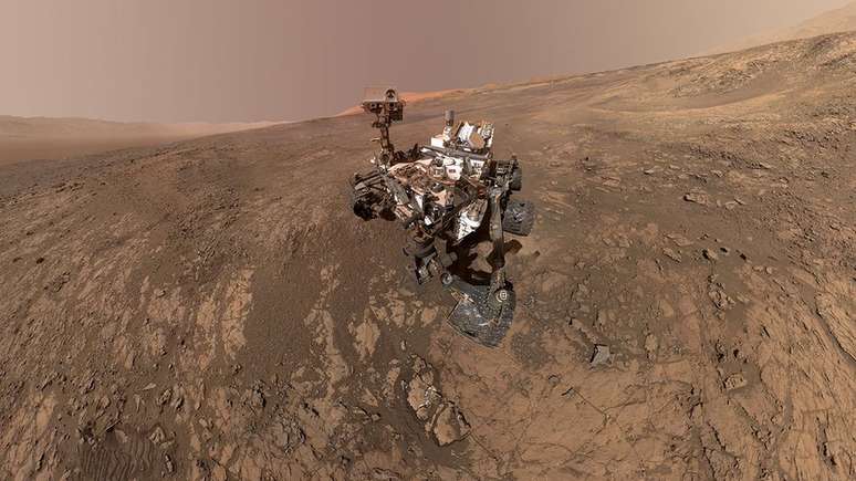 O Curiosity faz uma 'selfie'; robô aterrissou em Marte em 2012