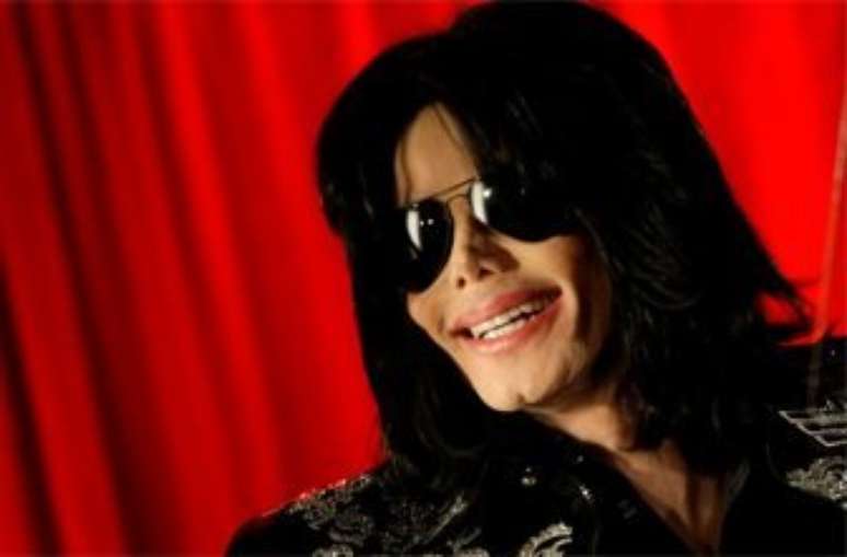 Michael Jackson sorri em foto que aparece de perfil
