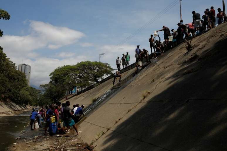 Alguns moradores chegaram a coletar &aacute;gua do Rio Guaire, conhecido pela polui&ccedil;&atilde;o