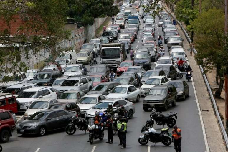 Protestos contra a falta de luz tomam as ruas de Caracas
