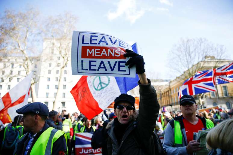 Manifestantes pró-Brexit protestam perto da residência oficial da primeira-ministra, Theresa May
09/03/2019
REUTERS/Henry Nicholls