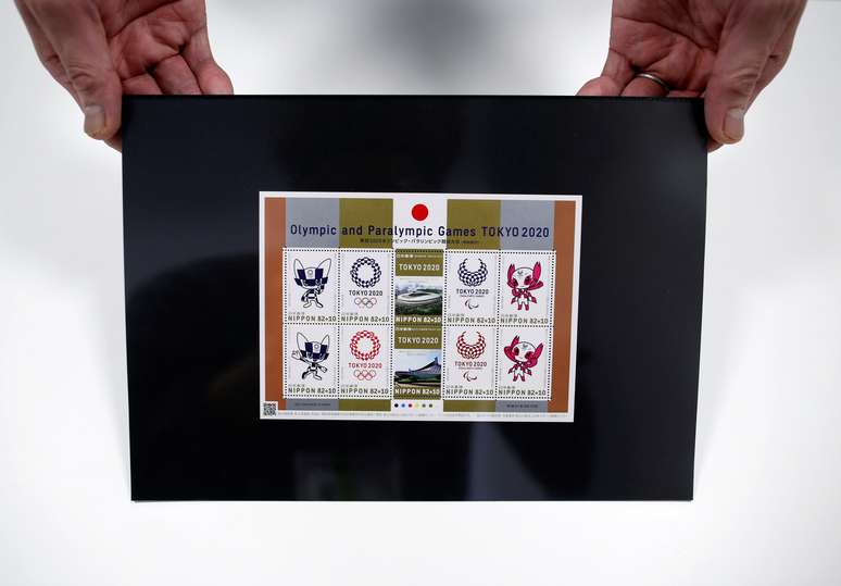Empregado dos Correios do Jap&atilde;o mostra selos comemorativos para Olimp&iacute;adas de T&oacute;quio. 5/3/2019.  REUTERS/Issei Kato 