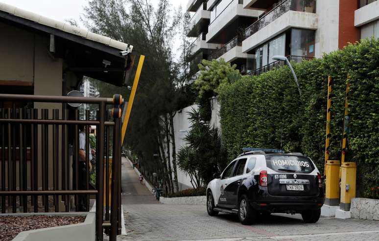 Carro de polícia chega ao condomínio onde foi preso um dos suspeitos da morte de Marielle Franco, no Rio de Janeiro. No mesmo condomínio, tem casa o presidente Jair Bolsonaro
12/03/2019
REUTERS/Sergio Moraes