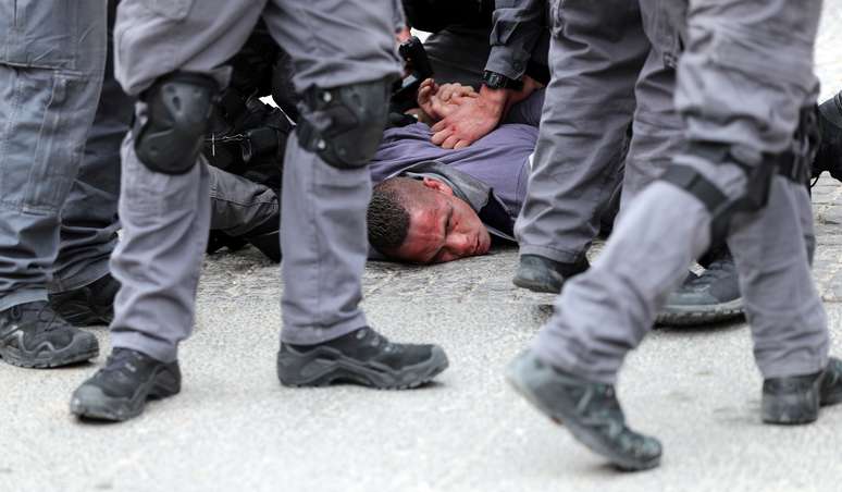 Policiais israelenses detém manifestante palestino do lado de fora do complexo que abriga a mesquista de Al-Aqsa
12/03/2019 REUTERS/Ammar Awad 