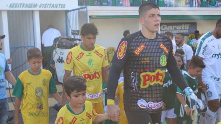 Matheus trocou camisa com Fernando Prass, no último sábado, em jogo da 10ª Rodada do Paulista (Foto: Divulgação)