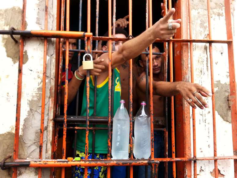 Presos gesticulam na Penitenciária de Pedrinhas, no Maranhão, em 2014
