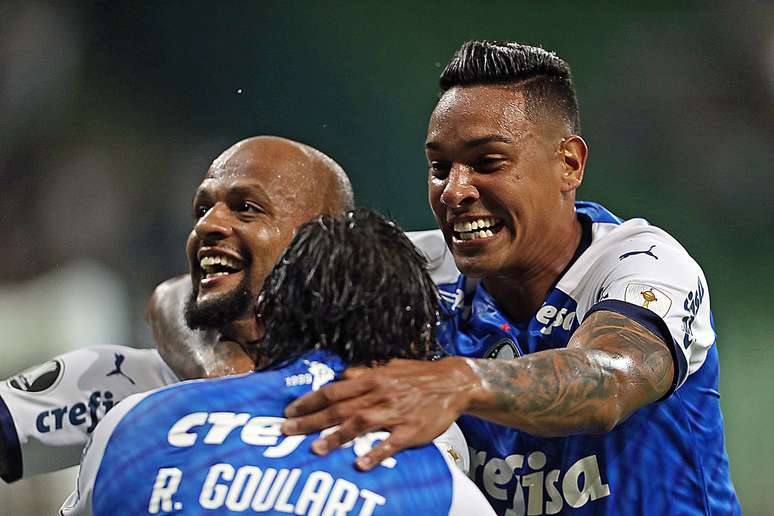 Felipe Melo, do Palmeiras (BRA), comemora seu gol com Deyverson, marcado diante do Melgar (PER), durante partida válida pela 2ª rodada do Copa Libertadores de 2019, realizada no Estádio do Allianz Parque, zona oeste da capital paulista, na noite desta terça-feira (12).