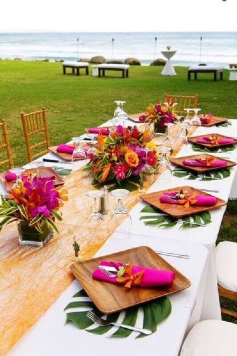 10. Utilize arranjos de flores para compor a decoração festa havaiana luau – Foto: Wedding Ideas