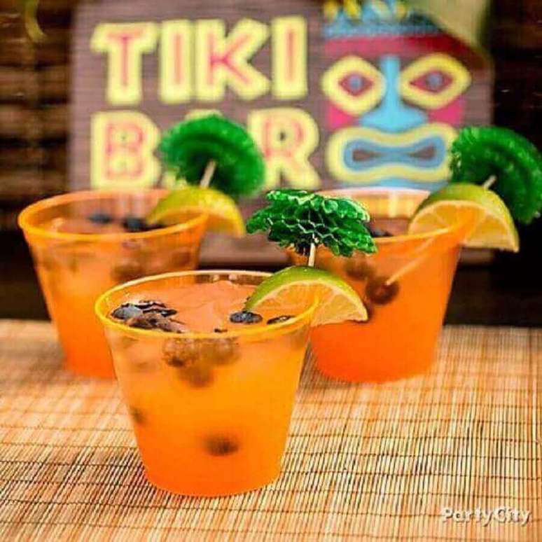 11. Bebidas coloridas deixam a festa luau mais divertida &ndash; Foto: Party City