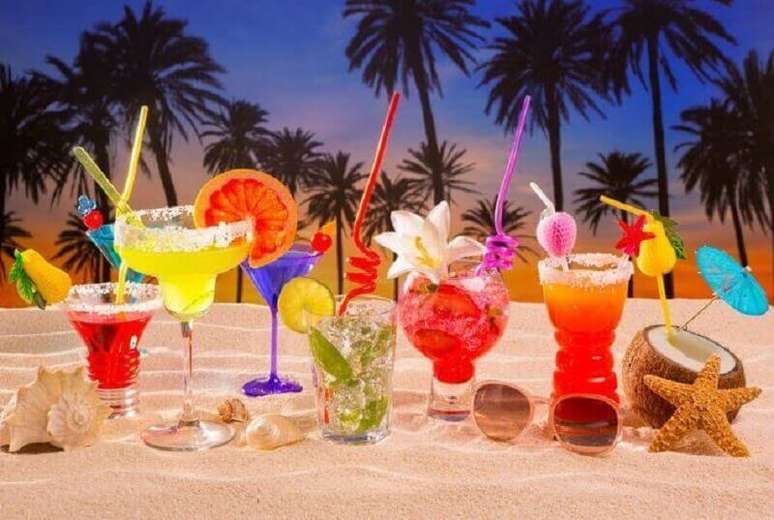 8. Capriche nos drinks bem coloridos para a sua festa tema luau &ndash; Foto: Casa e Festa