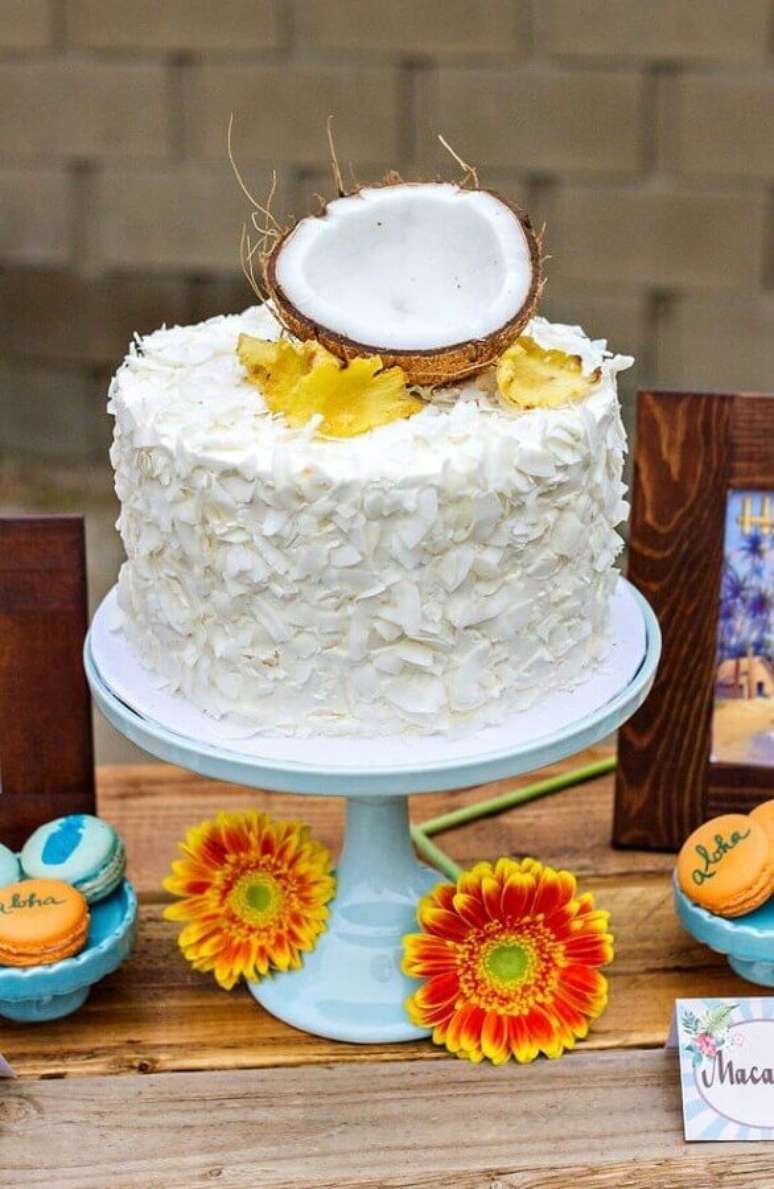 12. Bolo de coco é a cara da festa luau – Foto: Pinsoy