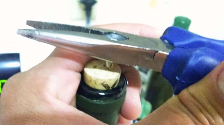 3- Caso n&atilde;o tenha um alicate voc&ecirc; pode utilizar um garfo colocando a cabe&ccedil;a do parafuso entre os dentes do garfo. Fonte: Na Cozinha Sozinho