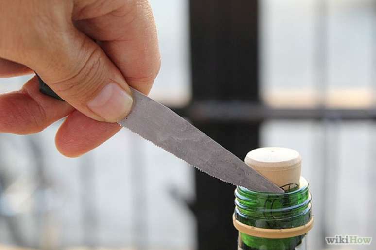 6- Como abrir uma garrafa de vinho com faca precisa ser feito de maneira criteriosa, utilize uma lâmina pouco cortante. Fonte: Truques Caseiros