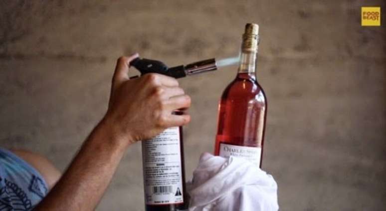 5- Como abrir garrafa de vinho com isqueiro ou maçarico modifica a temperatura, evite retirar a rolha com essa técnica com o líquido gelado. Fonte: Receitas Online