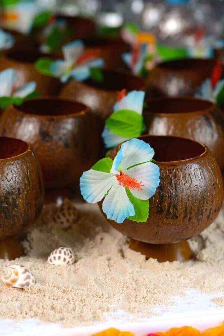 14. Utilize copinhos personalizados para servir bebidas na sua festa luau simples – Foto: Kara’s Party Ideas