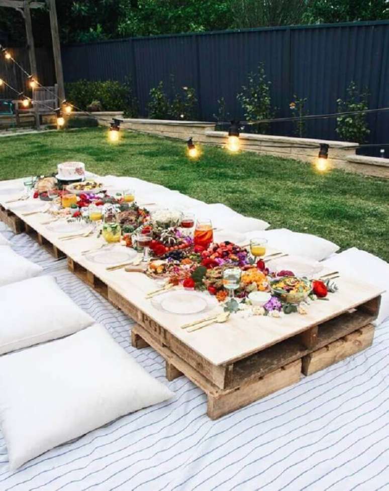 18. Utilize pallets para fazer uma mesa para seus convidados da festa luau simples – Foto: Garden Decor