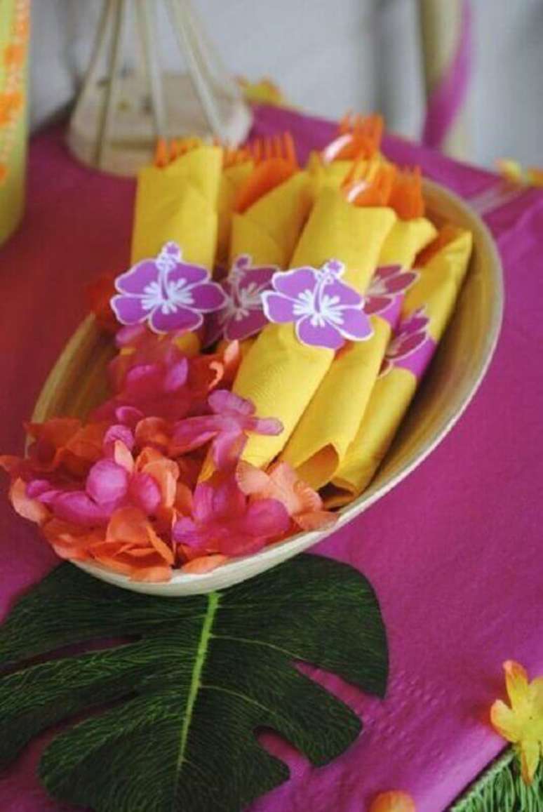 23. Os detalhes decorativos podem fazer toda a diferen&ccedil;a na festa luau simples &ndash; Foto: Pinosy