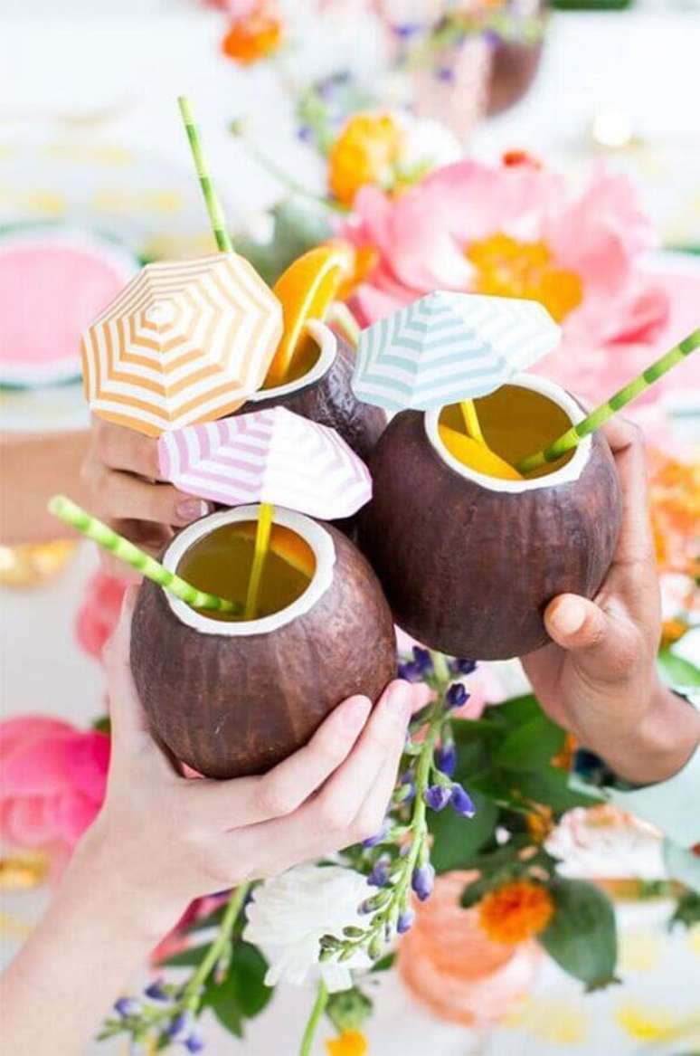 24. Copinhos em formato de coco para servir bebidas e decorar a sua festa tema luau – Foto: Brit.co