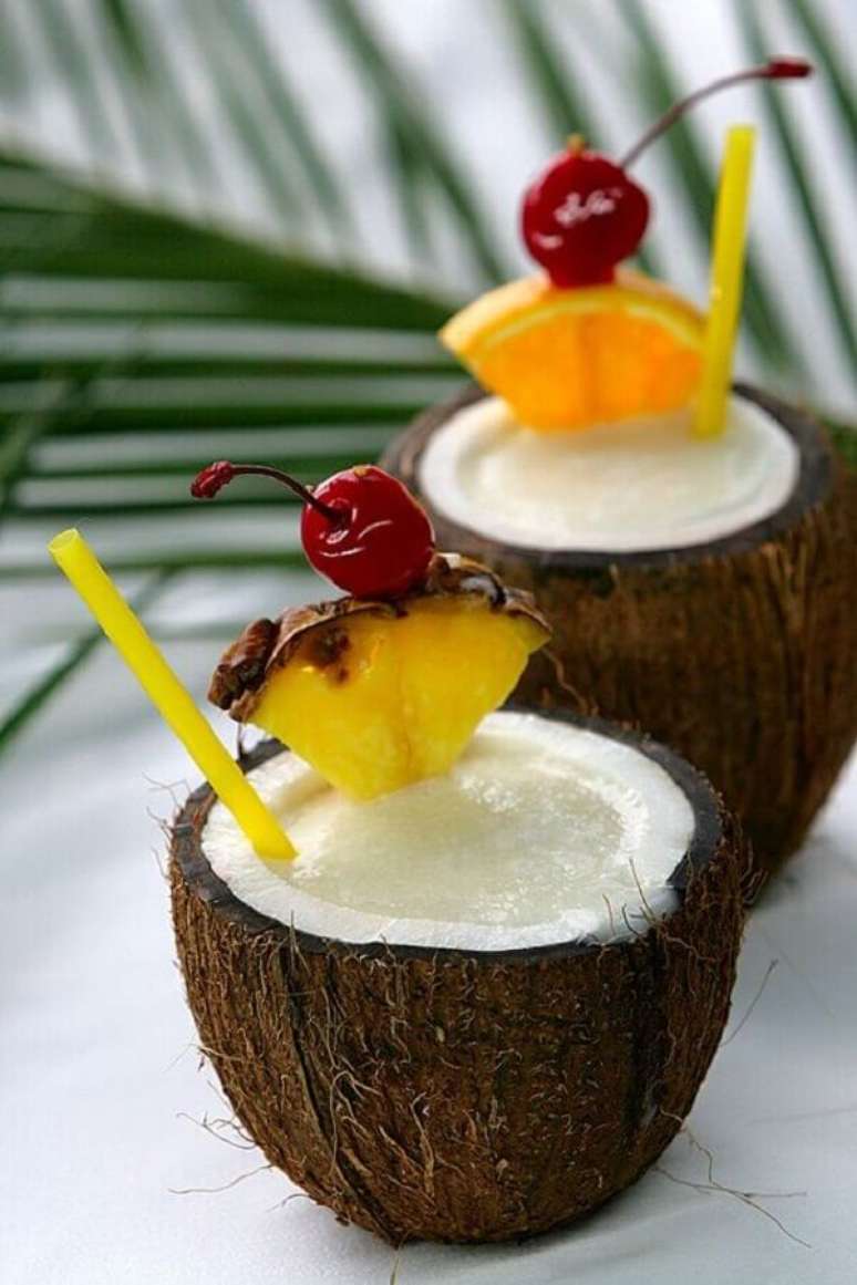 26. Decoração para festa luau com bebidas servidas dentro de coco – Foto: Pinterest