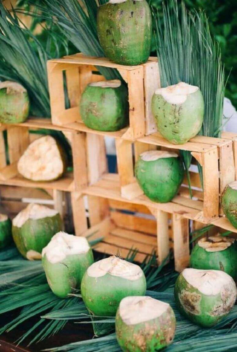 34. Decoração para festa luau simples com caixotes de madeira e cocos – Foto: Pinterest