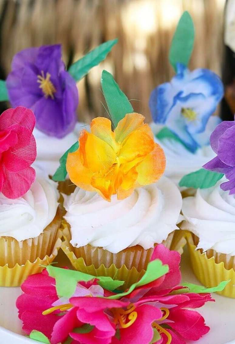 41. Os cupcakes para decora&ccedil;&atilde;o festa havaiana luau ficou super delicada com as flores coloridas no topo &ndash; Foto: A Minha Festinha