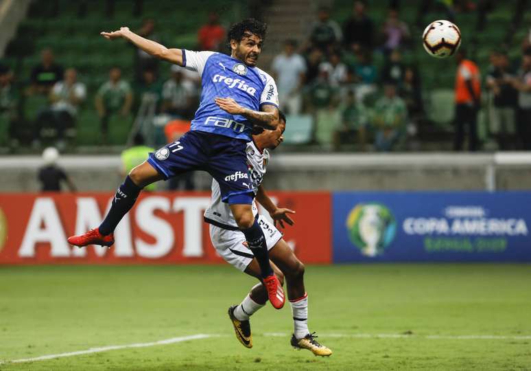 Goulart cabeceia para marcar seu primeiro gol na Libertadores