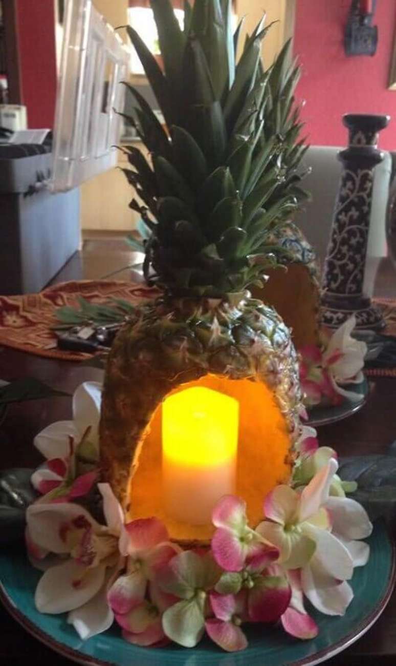 4. O abacaxi pode se tornar uma charmosa luminária na sua festa luau decoração – Foto: Air Freshener