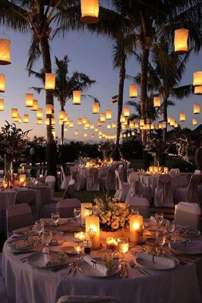 49. Aqui a festa tema luau para decoração de casamento contou com várias luminárias para deixar o ambiente mais aconchegante – Foto: Wannabe Bride