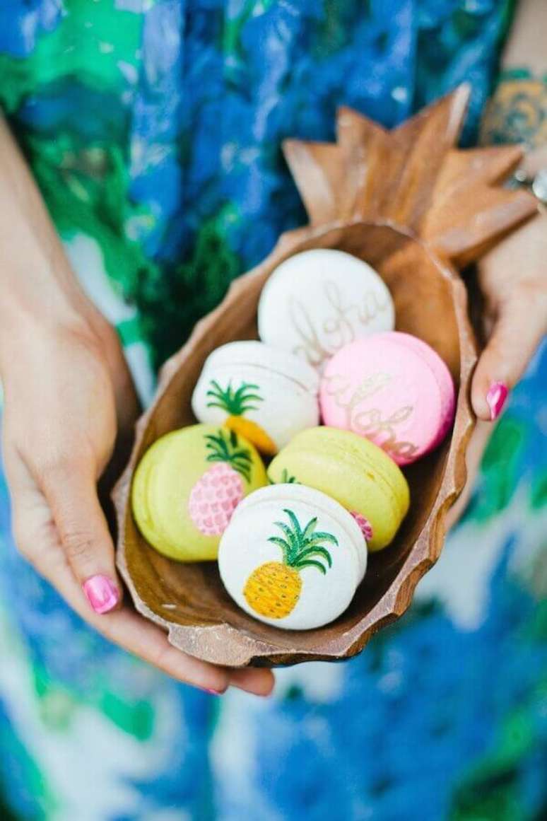 50. Os macarons também podem ser personalizados para decorar a festa luau – Foto: Beijos Events