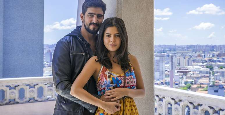 Renato Góes (Jamil) e Julia Dalavia (Laila), casal protagonista de Órfãos da Terra, durante gravação no terraço do Edifício Martinelli, ponto turístico no centro de São Paulo