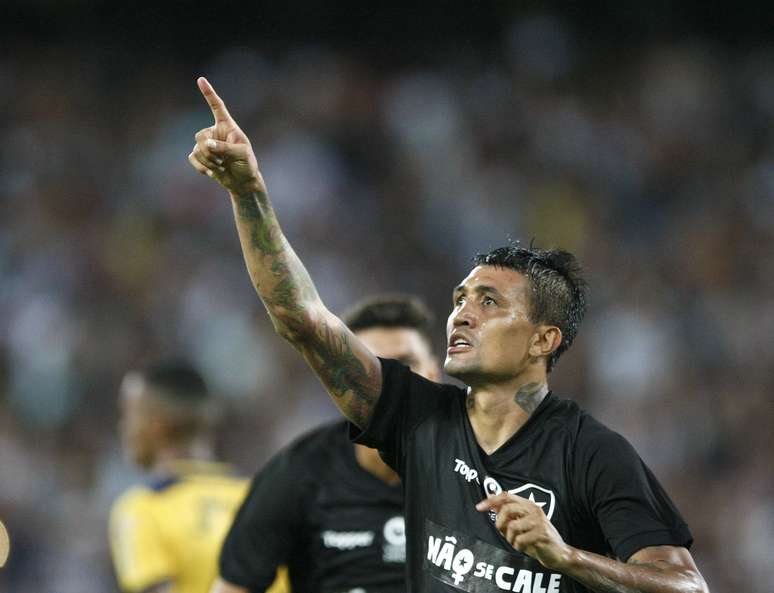 Kieza, do Botafogo, comemora seu gol durante partida contra o Madureira, válida pela 3ª rodada do Campeonato Carioca de 2019, realizada no Estádio Nilton Santos, na zona norte da cidade do Rio de Janeiro, nesta segunda-feira (11).